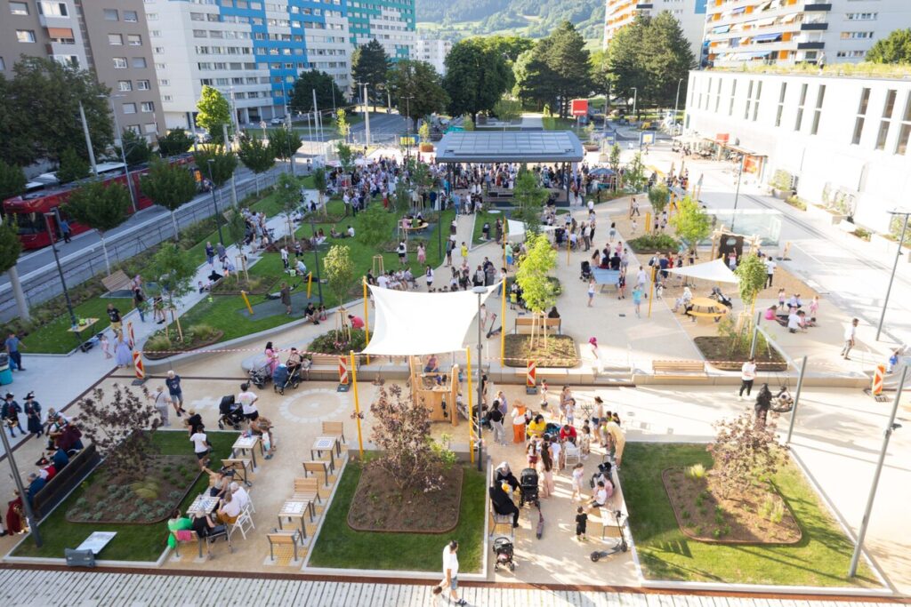 COOLYMP: DDr.-Alois-Lugger-Platz im Olympischen Dorf Innsbruck – klimafitte Platzgestaltung, Tirol
