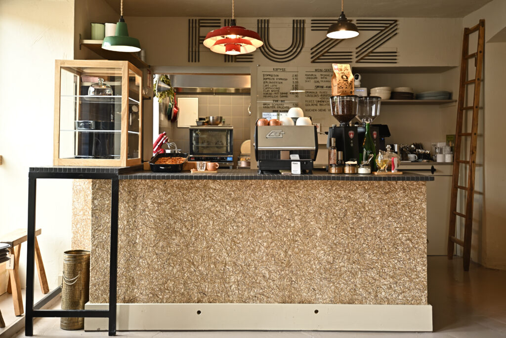 Das Café Fluzz in Kufstein setzt im Interieur auf die einzigartige Lavendel-Atmosphäre.