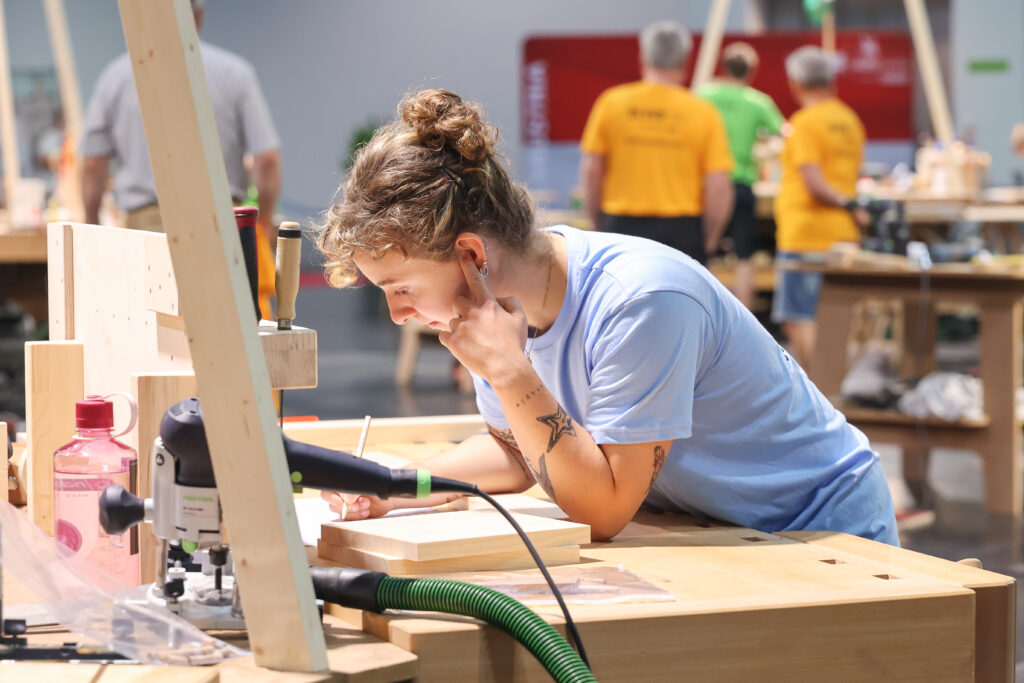 In jedem Handgriff steckt Können: Bei der „Schatullen-Challenge“ waren konzentriertes Arbeiten und Planlesen zentrale Kriterien zum Erfolg.
