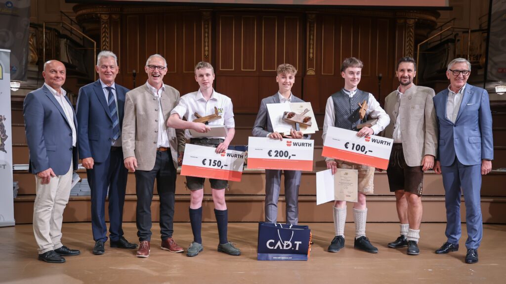 Die Sieger im ersten Lehrjahr mit ihren Gewinnen. BLW Ludwig Weichinger-Hieden, BIM Gerhard Spitzbart, LIM Rupert Christian Zach, LLW Wolfgang Hasenburger und Josef Herk, WKO-Präsident Steiermark, gratulierten (v.l.)