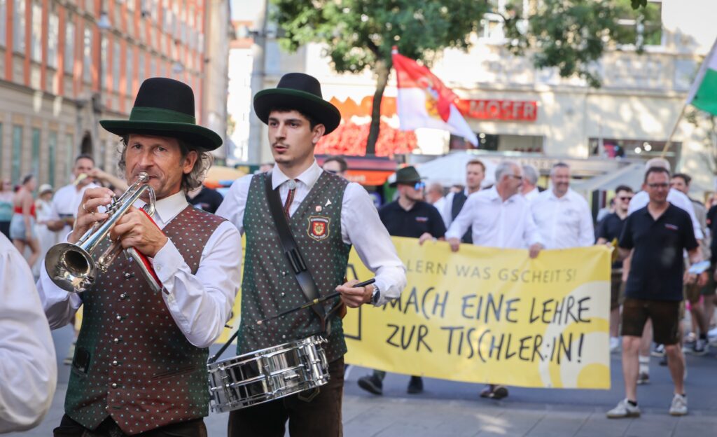 Mit einem von Musik begleitetem Umzug durch die Stadt Graz ging der 65. Bundeslehrlingswettbewerb der Tischlerinnen und Tischler am 19. Juli fulminant an den Start.