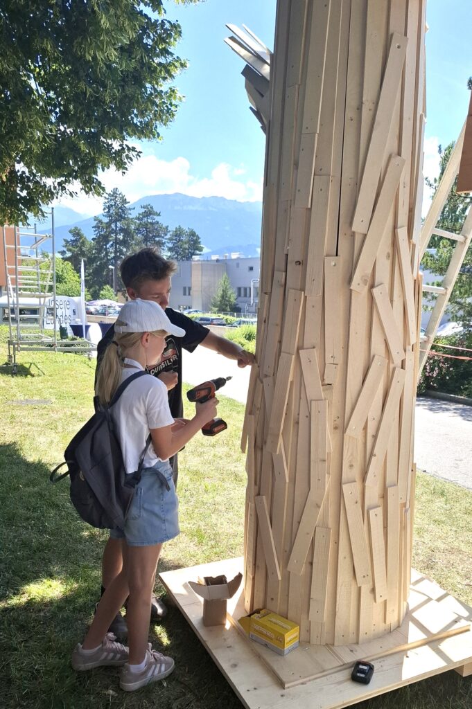 Während des Tages wurde von allen Schüler*innen gemeinsam eine Baumskulptur gebaut, welche am Ende unter den anwesenden Unternehmer*innen versteigert wurde.