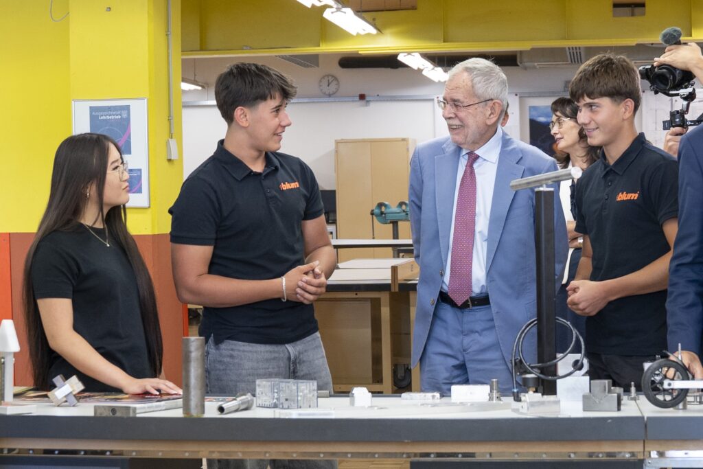 Bundespräsident Alexander Van der Bellen im Austausch mit Blum-Lehrlingen