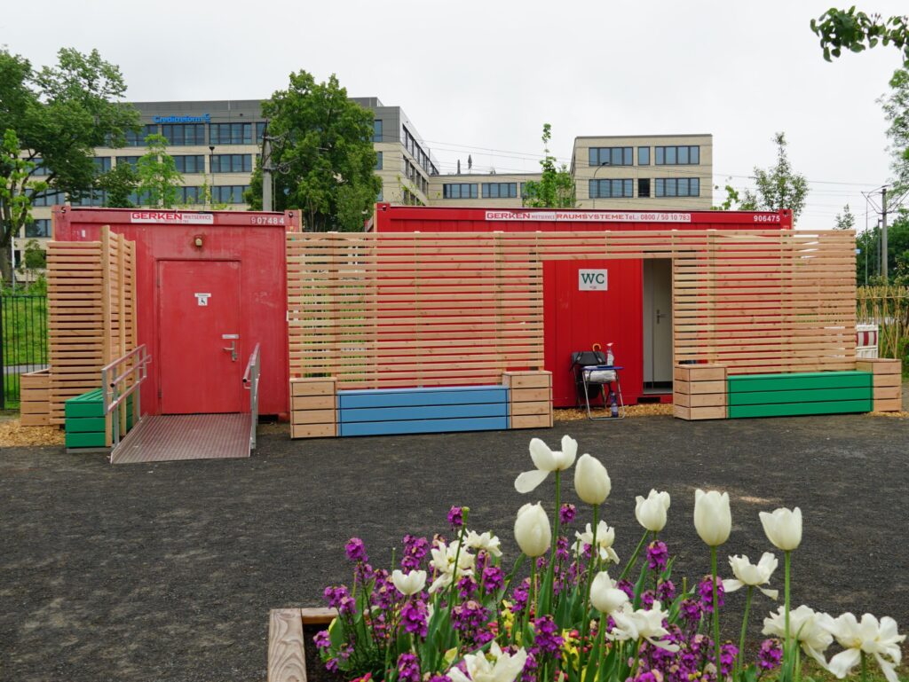 Hinter den Sichtschutzelementen bleiben die WC-Container diskret verborgen.