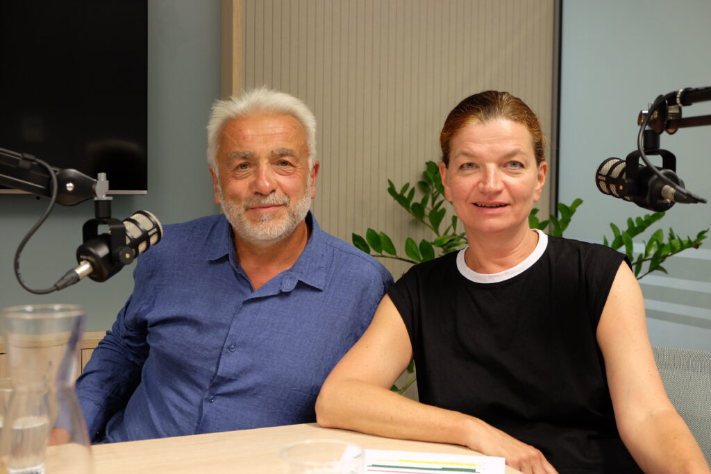 Heinz Hackl und Renate Hammer im Podcaststudio des Architektur & Bau FORUM