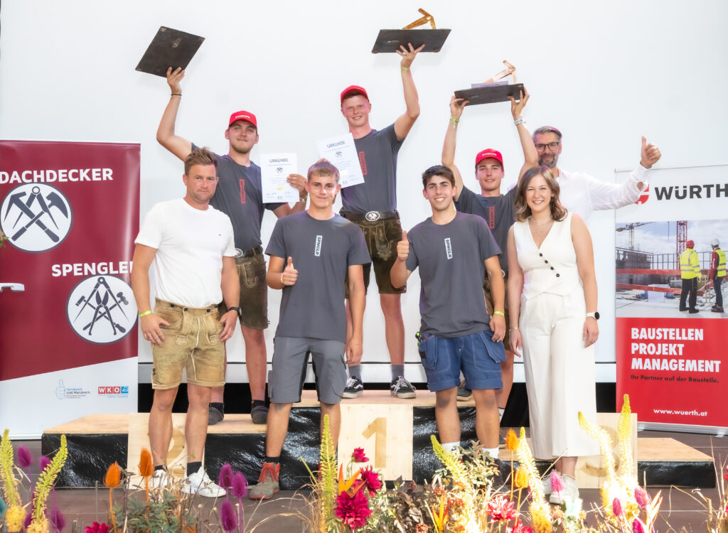 Die siegreichen Dachdecker-Lehrlinge mit Gratulanten (von links): Landeslehrlingswart Johannes Wieser, Daniel Reingruber (2. Platz), David Kriechbaumer, (4. Platz), Nico Pachner (1. Platz), Fabian Wimmer (4. Platz), Giovanni-Levi Friedrich (3. Platz), Bundesministerin Claudia Bauer und Landesinnungsmeister Jürgen Innocente.