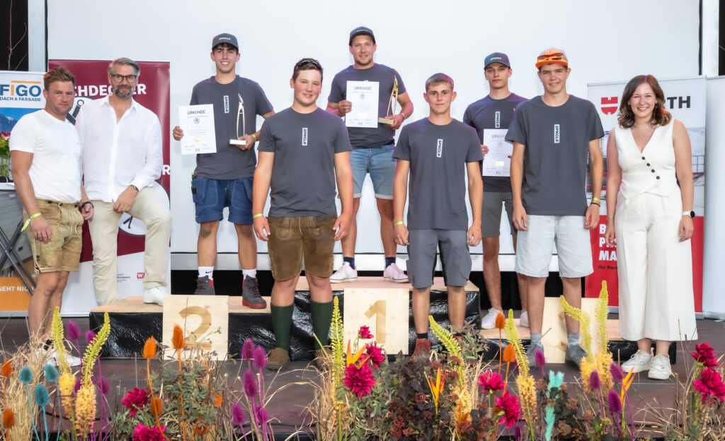 Gratulation an die besten Spengler-Lehrlinge 2026 (von links): Landeslehrlingswart Johannes Wieser, Landesinnungsmeister Jürgen Innocente, Fabian Wimmer (2. Platz), Michael-Johann Lettner (4. Platz), Bastian Friedl (1. Platz), David Kriechbaumer (4. Platz), Florian Thallinger (3. Platz), Marvin Breiteneder (4. Platz) und Bundesministerin Claudia Bauer.