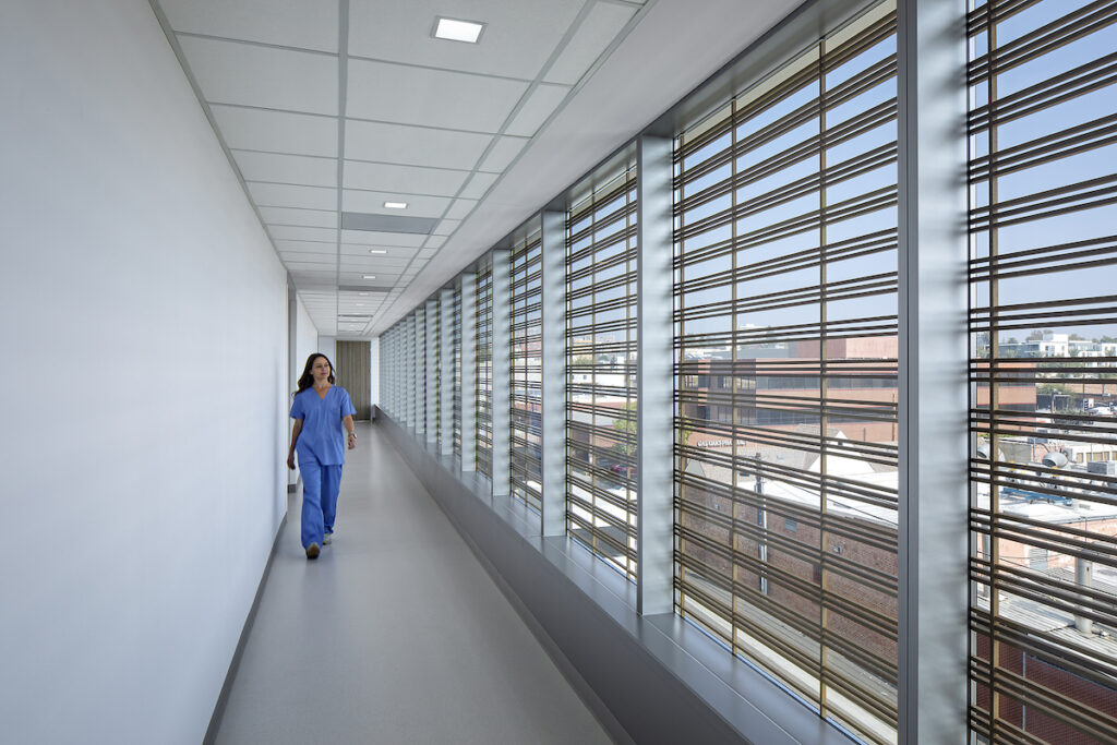 Individuell angepasst: Das im Scheibenzwischenraum integrierte Holzraster wurde präzise auf den kalifornischen Sonnenverlauf abgestimmt und reguliert den Energie- und Lichteintrag. Eine LEED-Platin-Zertifizierung für nachhaltiges Bauen wird angestrebt.