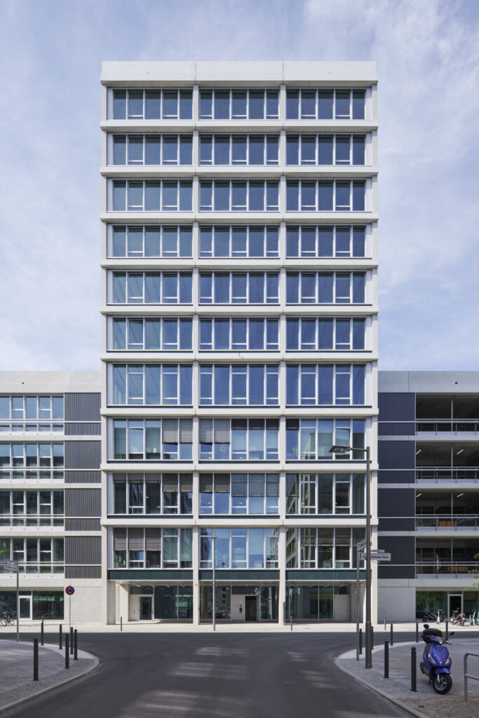 Die hochselektive Sonnenschutzverglasung von Saint-Gobain Glass verbindet maximale Tageslichtnutzung mit hoher Energieeffizienz und thermischem Komfort.