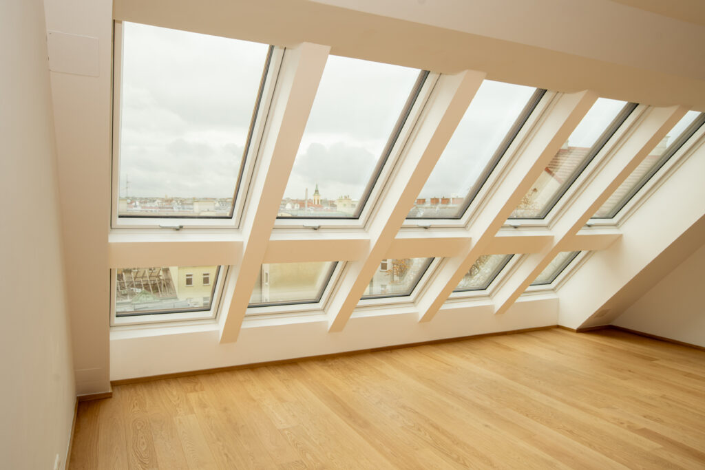 Großformatige Dachfenster in Kombination mit Kniestockfenstern bringen viel Tageslicht tief in den Wohnraum und schaffen helle, großzügige Dachgeschosswohnungen.