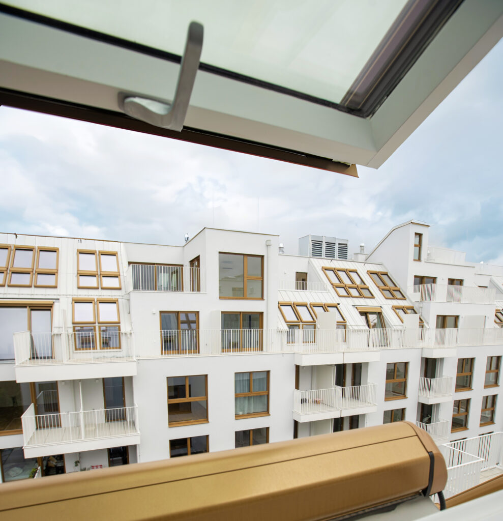 Die Dachfenster bieten nicht nur großzügige Ausblicke über die Dächer Wiens, sondern sorgen dank integrierter Lüftungssysteme und außenliegender Rollläden auch für hohen Wohnkomfort.