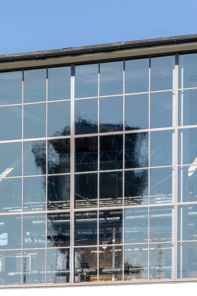 Die speziell für denkmalgeschützte Gebäude entwickelte Vakuumverglasung fügt sich dank ihrer geringen Glasdicke nahtlos in die historischen Stahlprofile ein. Ein laminiertes Restaurierungsglas reproduziert zudem die charakteristische Oberflächenstruktur der ursprünglichen Verglasung.