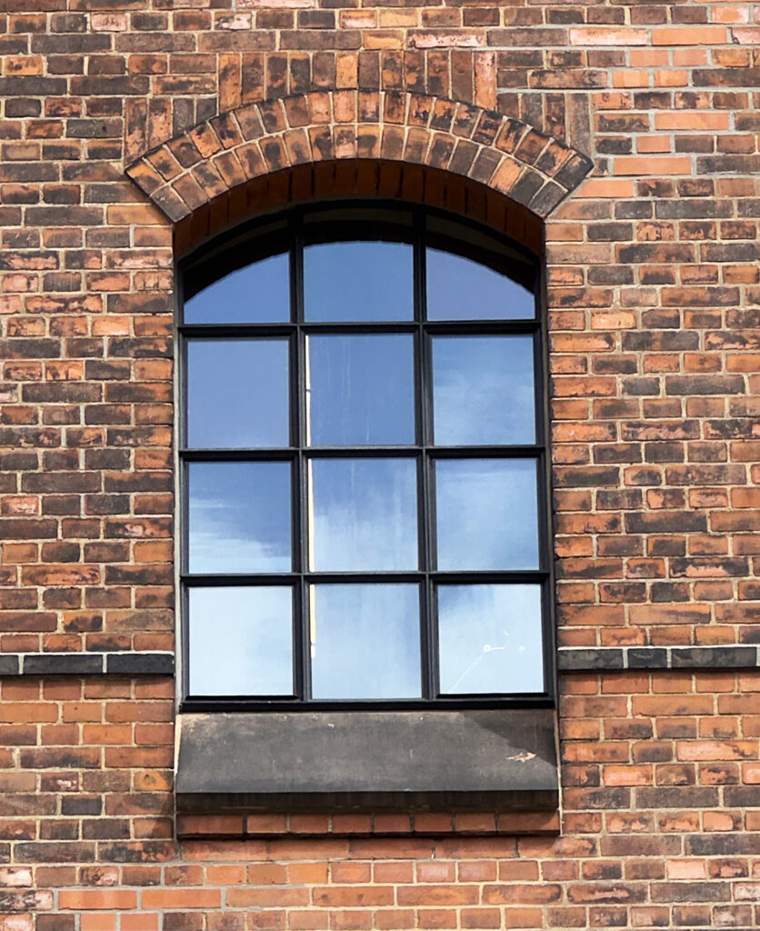In den historischen Stahlfenstern können Materialunverträglichkeiten, Feuchteeinträge oder Bewegungen im Anschlussbereich langfristig zu Schäden führen. Das Team von Sollingglas ersetze den historischen Kitt darum durch einen modernen Kleber, um eine stabile und dauerhafte Einbindung der Scheiben zu ermöglichen.