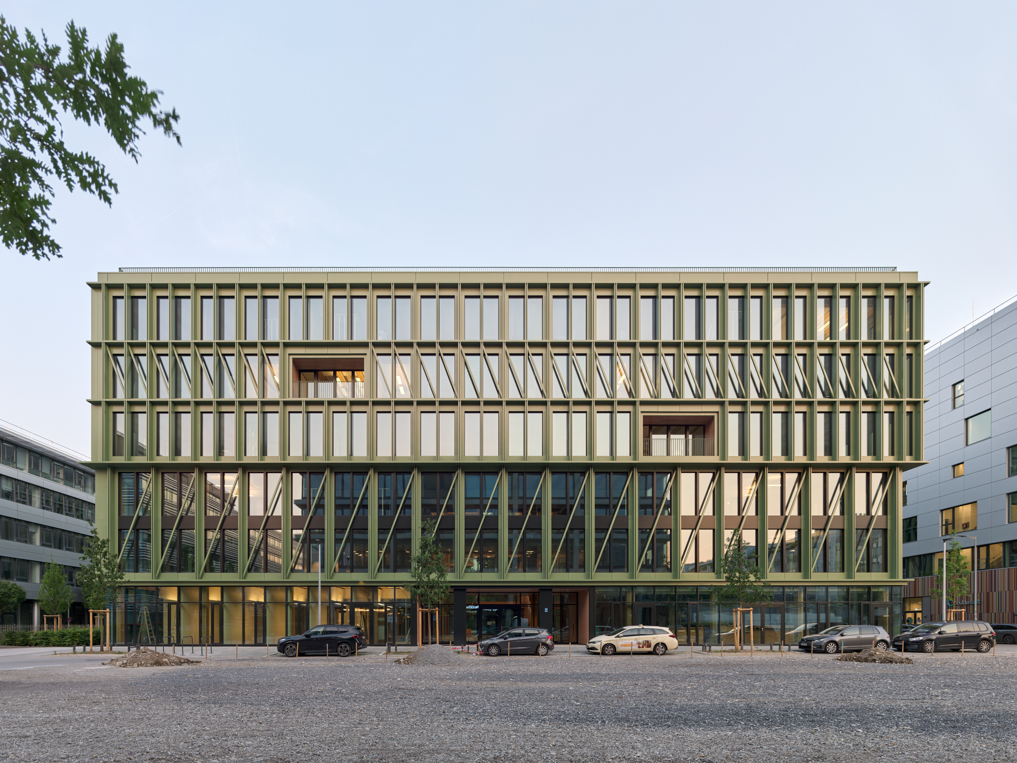 Rundum Holz für angenehmes Arbeiten