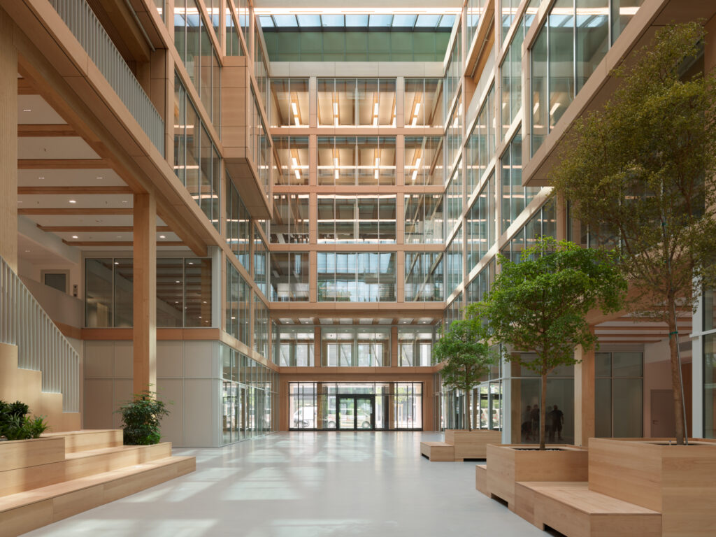 Die sechsgeschossige U-Form umschließt über die Länge, über die sich beide Gebäudeschenkel gegenüber stehen, das gebäudehohe Atrium des Bürobaus. Es besticht durch seine helle und freundliche Atmosphäre.