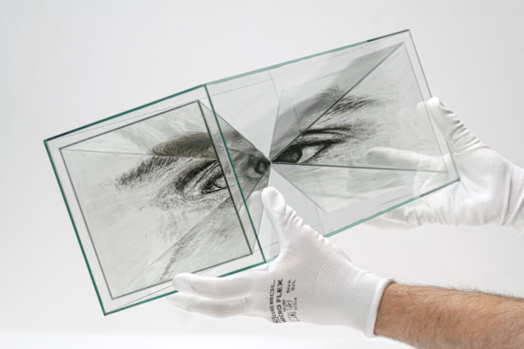 EYEEYE ist eines der Exponate des österreichischen Glaskünstlers Thomas Medicus, das in der Ausstellung zu sehen ist.