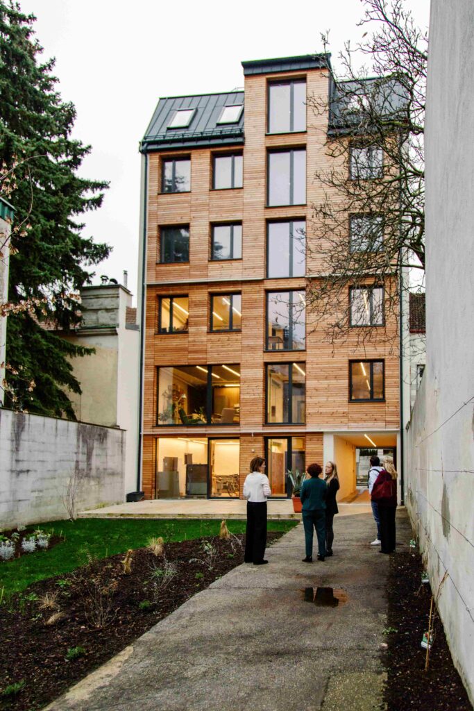 Roots House mit Holzfassade.