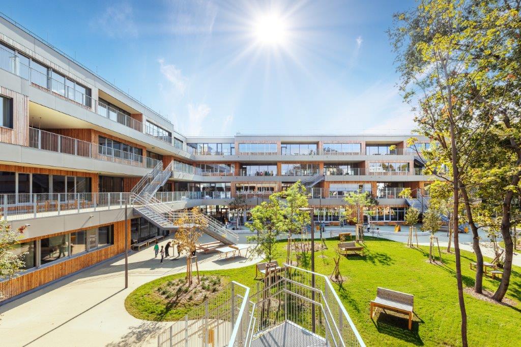 Bildungseinrichtung Willi Resetarits im Sonnenschein.