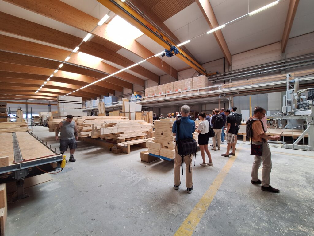 Vorfertigung der Holzrahmenelemente bei der Schöb AG – Basis jeder Cancret-Aussenwand.