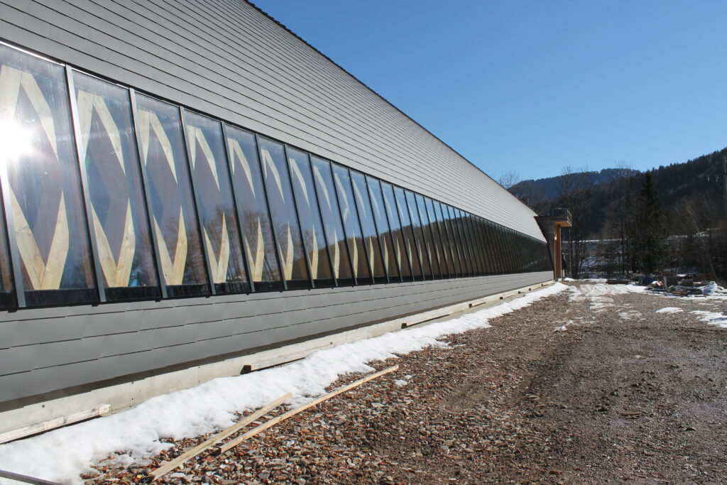 Zollingerhalle Außenseite Alu-Schindeln und Lichtband