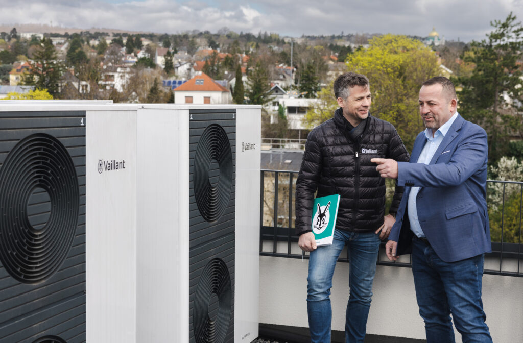 Arotherm plus-Außeneinheiten am Dach.