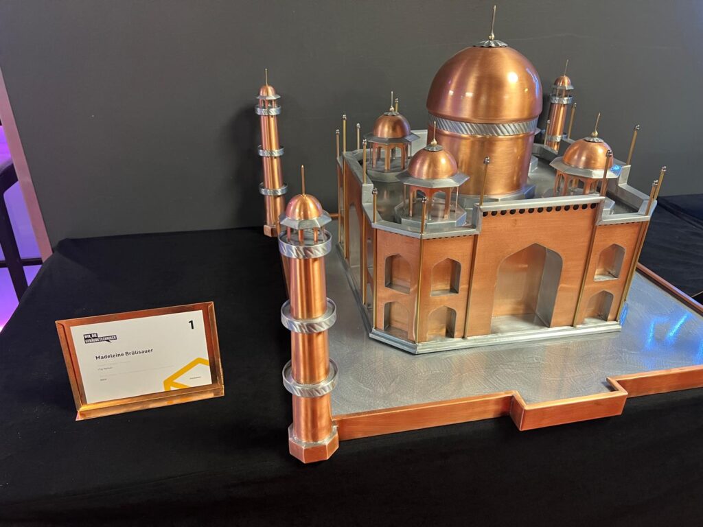 Mit ihrem aus Zink und Kupfer gefertigten Modell des „Taj Mahal“ überzeugte Madeleine Brülisauer beim Kreativwettbewerb „Blickfänge der Baukunst“: Die Jungspenglerin erreichte den dritten Platz und erhielt zusätzlich den Publikumspreis.