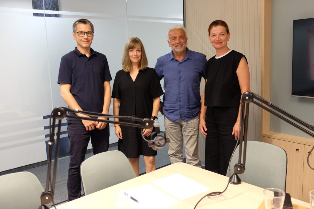 Podcastgespräch mit zwei Tageslichtexpert*innen (von links): Stefan Böck und Birgit Tegtbauer erörterten mit Heinz Hackl und Renate Hammer die optimale Nutzung von Tageslicht und deren Planung und Umsetzung. Diese Folge des zweiwöchentlichen Architektur & Bau Forum Podcasts hören Sie ab 7. September 2026 über www.handwerkundbau.at/podcast-architektur-bau-forum oder über die bekannten Podcast-Kanäle.