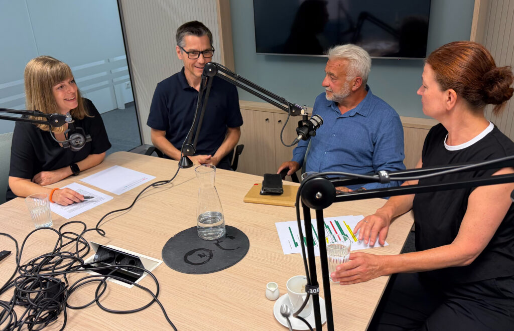 Podcastgespräch mit zwei Tageslichtexpert*innen (von links): Stefan Böck und Birgit Tegtbauer erörterten mit Heinz Hackl und Renate Hammer die optimale Nutzung von Tageslicht und deren Planung und Umsetzung. Diese Folge des zweiwöchentlichen Architektur & Bau Forum Podcasts hören Sie ab 7. September 2026 über www.handwerkundbau.at/podcast-architektur-bau-forum oder über die bekannten Podcast-Kanäle.