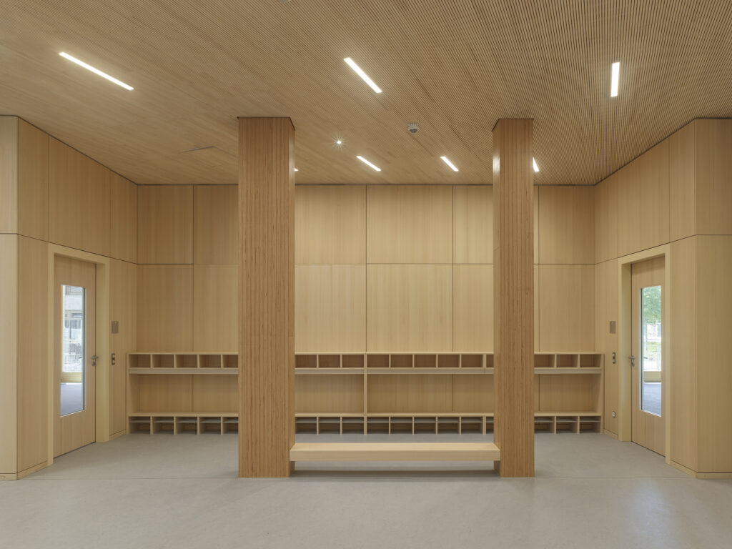 In den Fluren der Kindertagesstätte bildet der Linoleumbelag DLW Marmorette von Gerflor eine robuste und ruhige Grundlage, die mit den hellen Holzmöbeln und Wandoberflächen ein stimmiges Innenraumkonzept unterstützt.