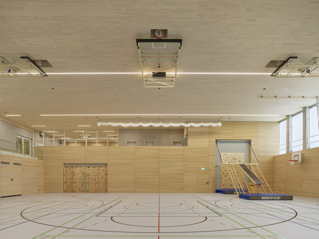 In der modernen Sporthalle ermöglicht der multifunktionale Sport-Linoleumbelag DLW Colorette Sport ein gelenkschonendes und gleichmäßiges Bewegungsverhalten der Sportler.