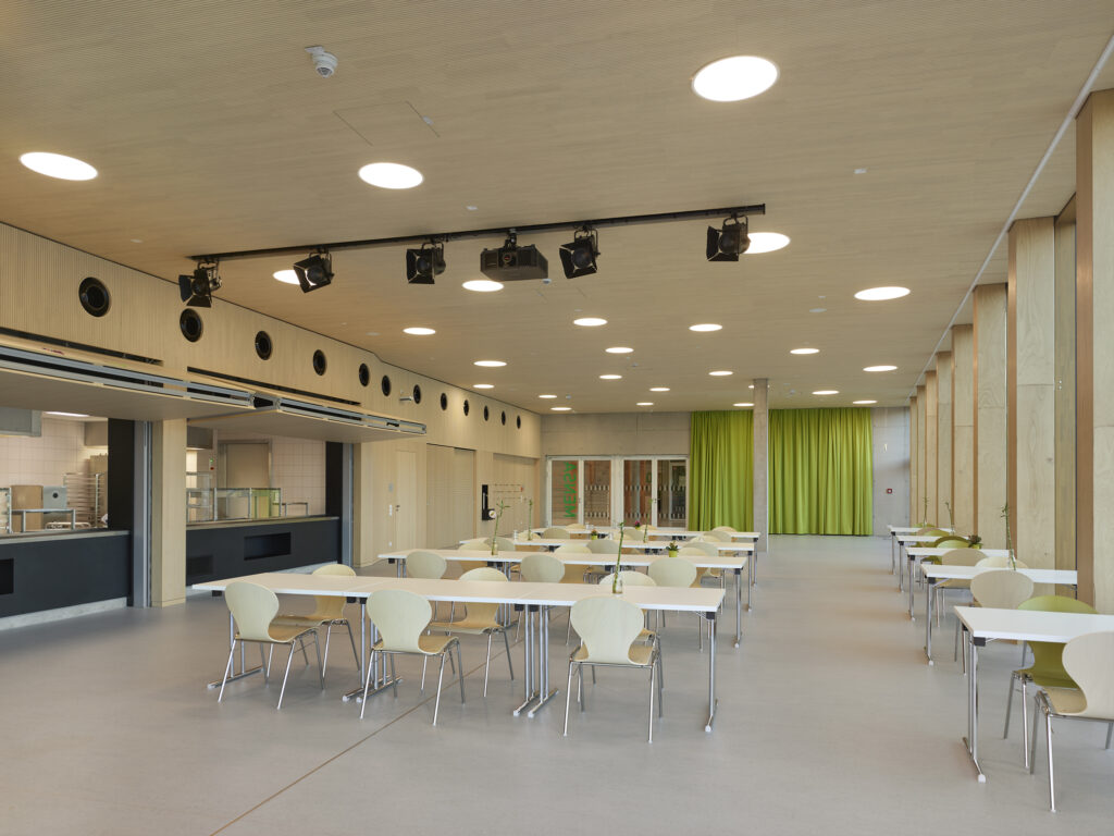 Der zurückhaltend marmorierte DLW Linoleumboden in der Mensa fügt sich harmonisch in die Möblierung ein und ist auf die hohe Frequenz und den täglichen Betrieb im Schulalltag ausgelegt.