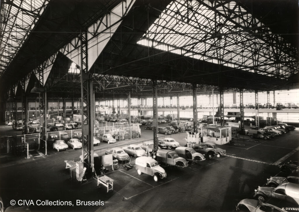 Historische Aufnahme der Werkstatthallen der Citroën-Garage in den 1930er Jahren. Die weitläufige Stahl-Glas-Konstruktion galt damals als größte Autogarage Europas und bildet heute die Grundlage für die Umnutzung zum Kanal – Centre Pompidou.