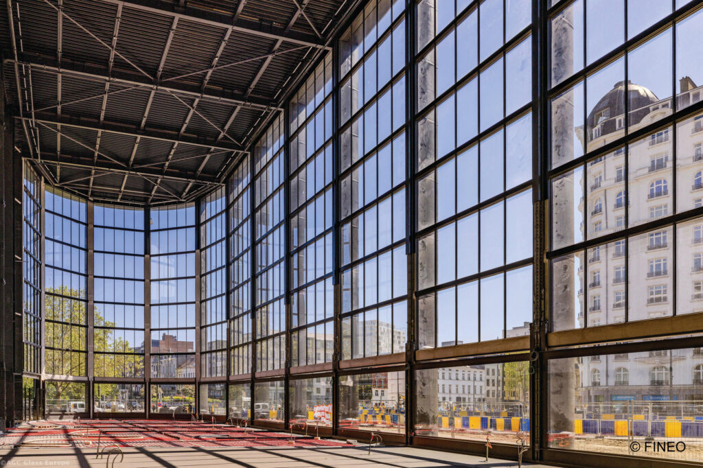 Der rund 25 Meter hohe Showroom wurde mit Vakuumglas neu verglast und rekonstruiert. Die filigrane Stahl-Glas-Fassade bewahrt den Charakter der ehemaligen Citroën-Garage und erfüllt zugleich die Anforderungen an Energieeffizienz und Nutzerkomfort.