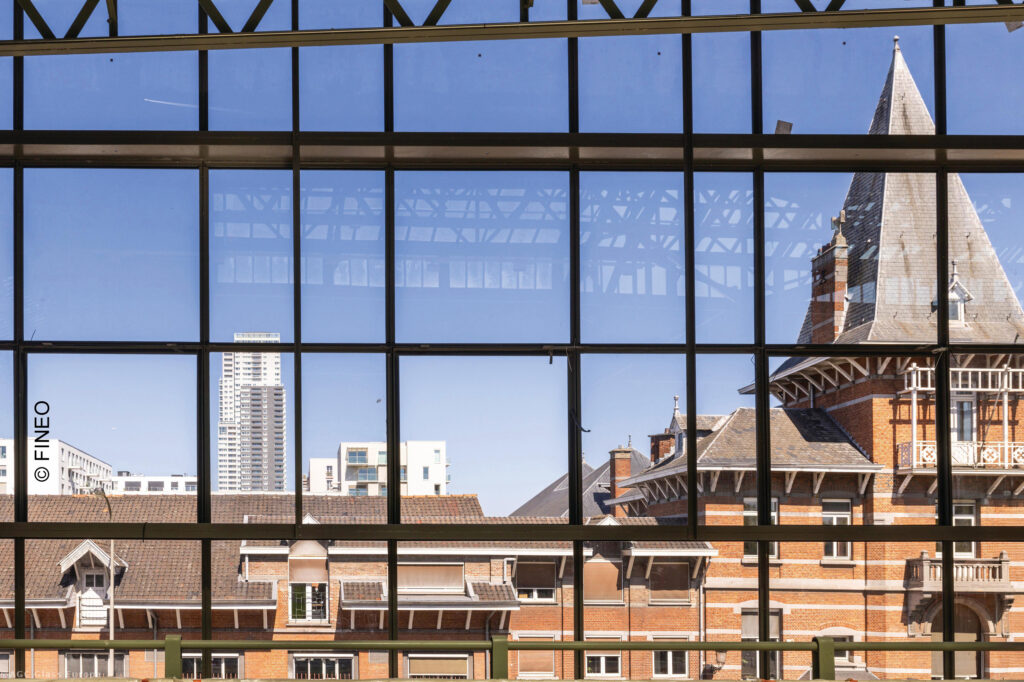 Die großformatige Stahl-Glas-Fassade verbindet den denkmalgeschützten Industriebau mit der Stadt. Dank der schlanken Vakuumverglasung bleibt die hohe Transparenz der historischen Gebäudehülle erhalten und erfüllt zugleich heutige Anforderungen an Wärme- und Schallschutz.