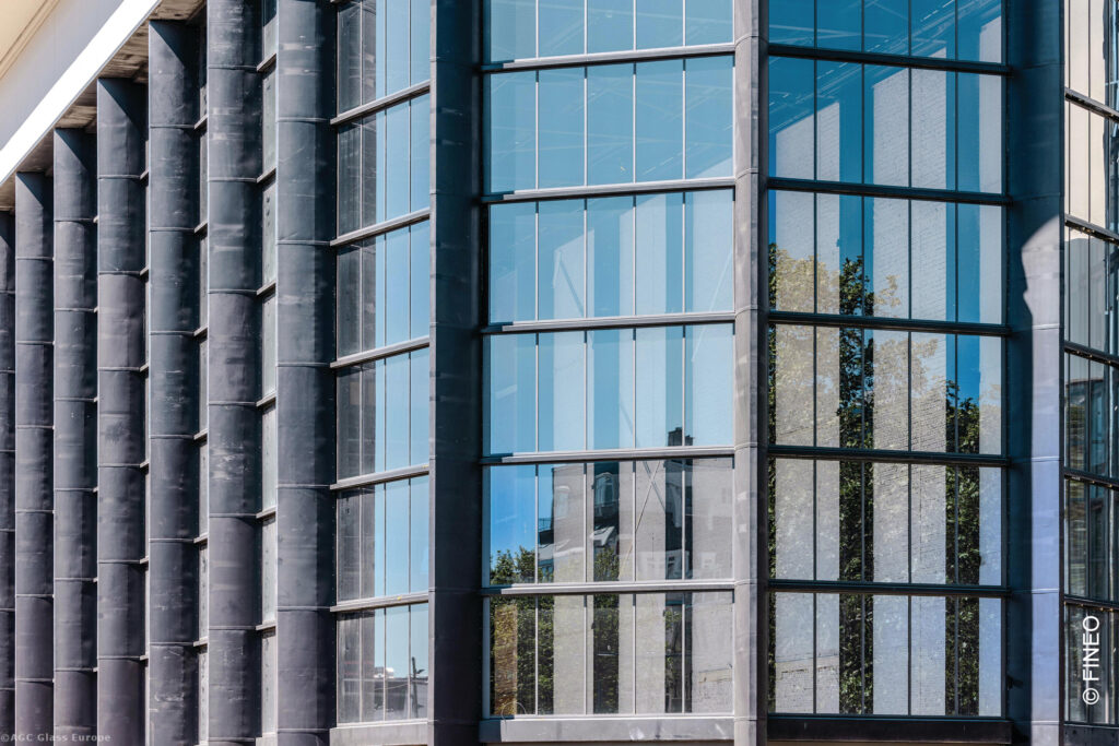 Die rekonstruierten Fassaden des ehemaligen Showrooms verbinden historische Stahlprofile mit moderner Vakuumverglasung. So bleibt die prägende Transparenz der Industriearchitektur erhalten, während die Gebäudehülle heutigen energetischen Anforderungen gerecht wird.