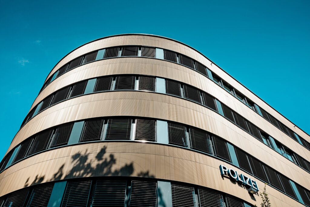 Für den großen Bogen der Aluminiumfassade mussten Montageprofile im passenden Radius gebogen werden.