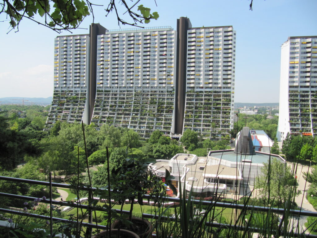 Blick auf einen Wohnturm der Wohnanlage Alt Erlaa