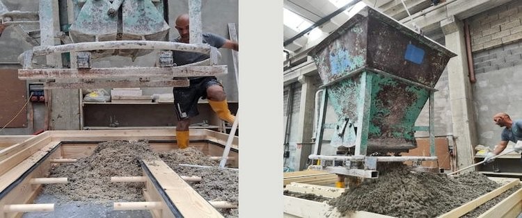 Befüllung der Holzrahmenelemente mit dem Hanfkalk-Gemisch.