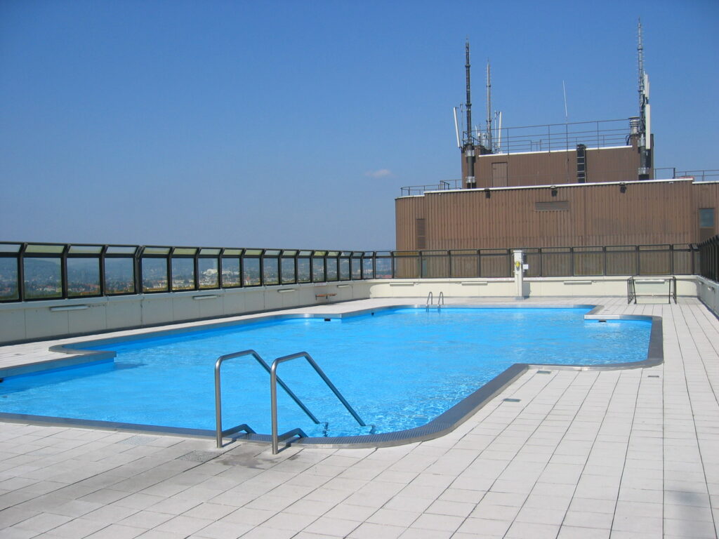 Dachswimminpool im Wohnpark Alt Erlaa