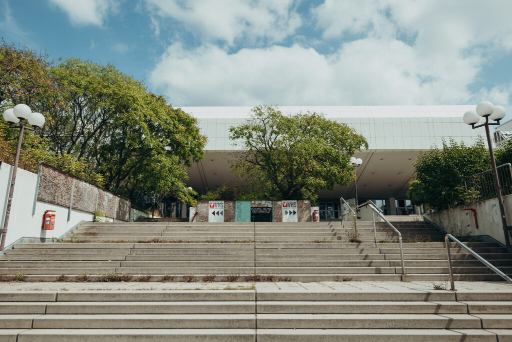 Die Alte WU liegt teilweise rund acht Meter über dem Straßenniveau. Beim künftigen Campus Althangrund soll das Areal stärker mit der Umgebung verzahnt werden.