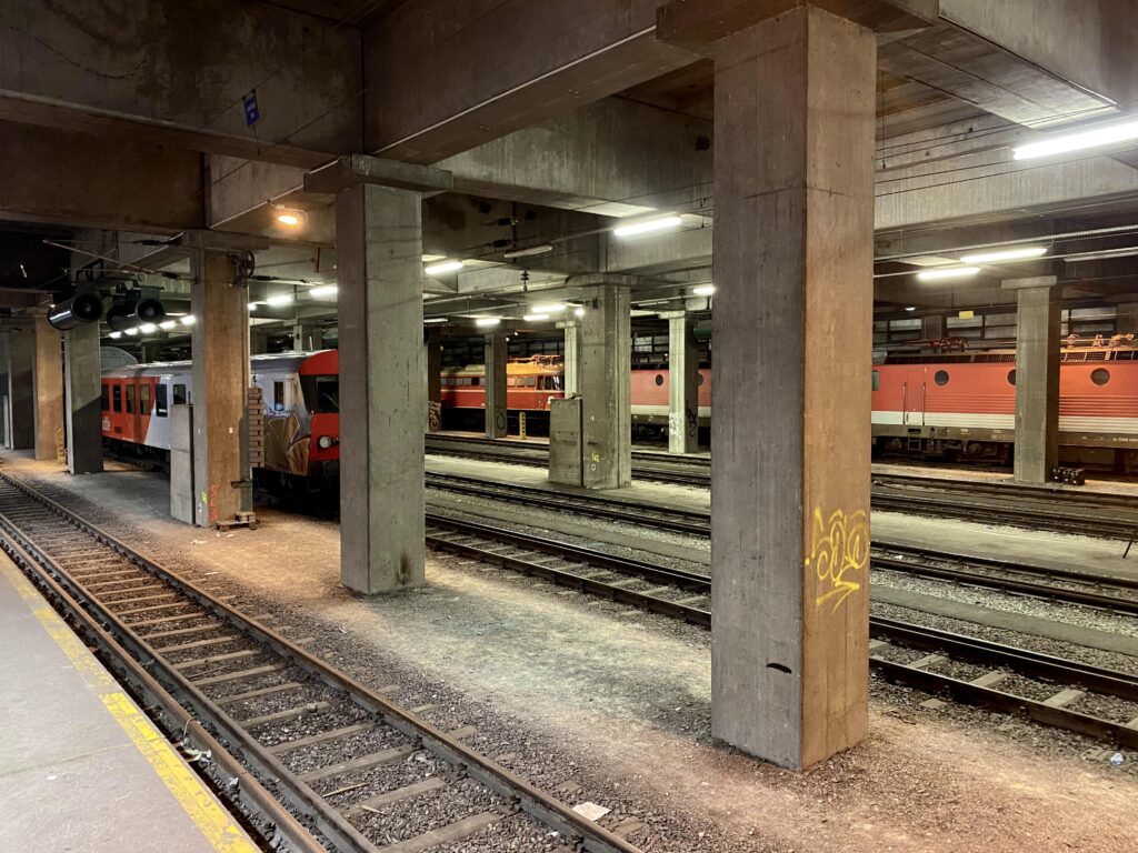 Unter der Alten WU fährt die Bahn. Die rund sechs Hektar große Überplattung prägt den Standort bis heute und ist zugleich eine der zentralen Aufgaben bei seiner städtebaulichen Neuordnung.