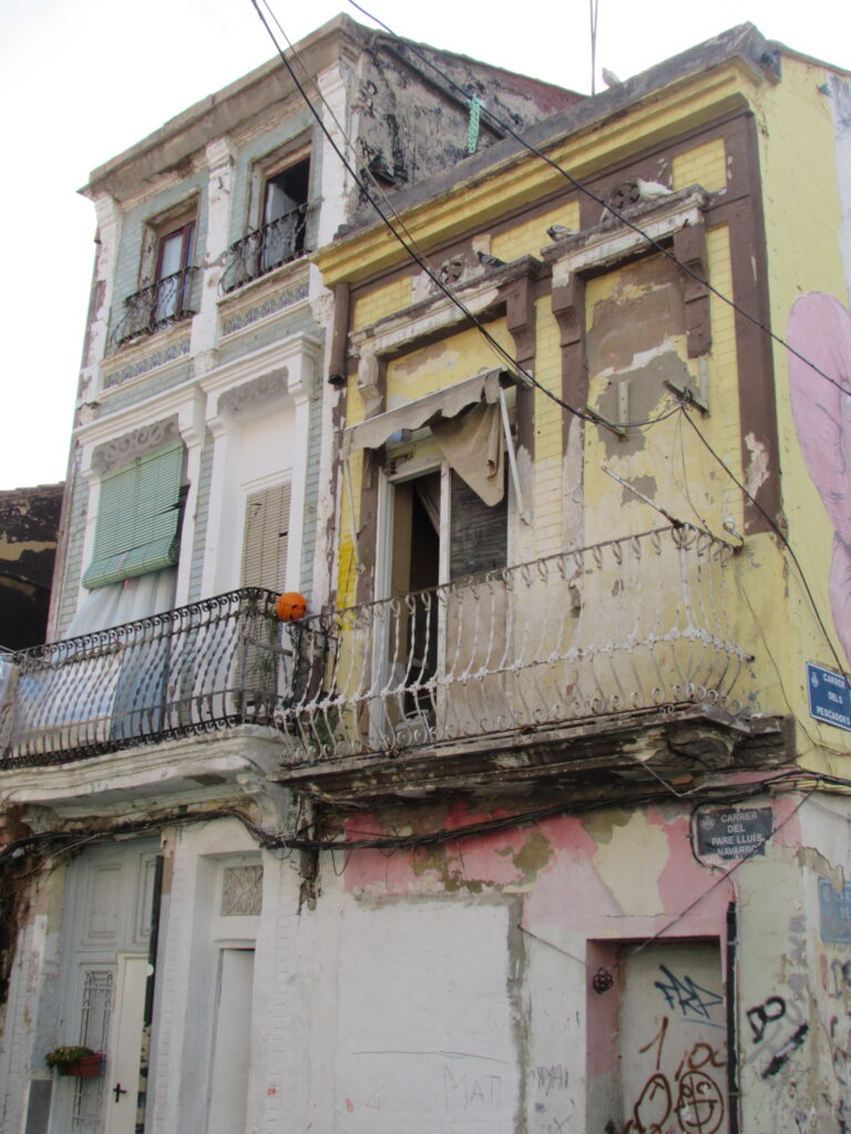 In den 90er Jahren wurde mit unwürdigen, schikanösen Maßnahmen versucht, Gebäude im Viertel El Cabañal zu räumen. Einige Gebäude wurden abgerissen, um eine breite Straßenachse und ein lukratives Wohngebiet zu errichten. Das Projekt wurde gestoppt, Baulücken bestehen bis heute, Sanierungen bestehender Gebäude sind überfällig. „Keiner weiß, wie es weitergeht“, betonte Architekt Boris Strzelczyk.