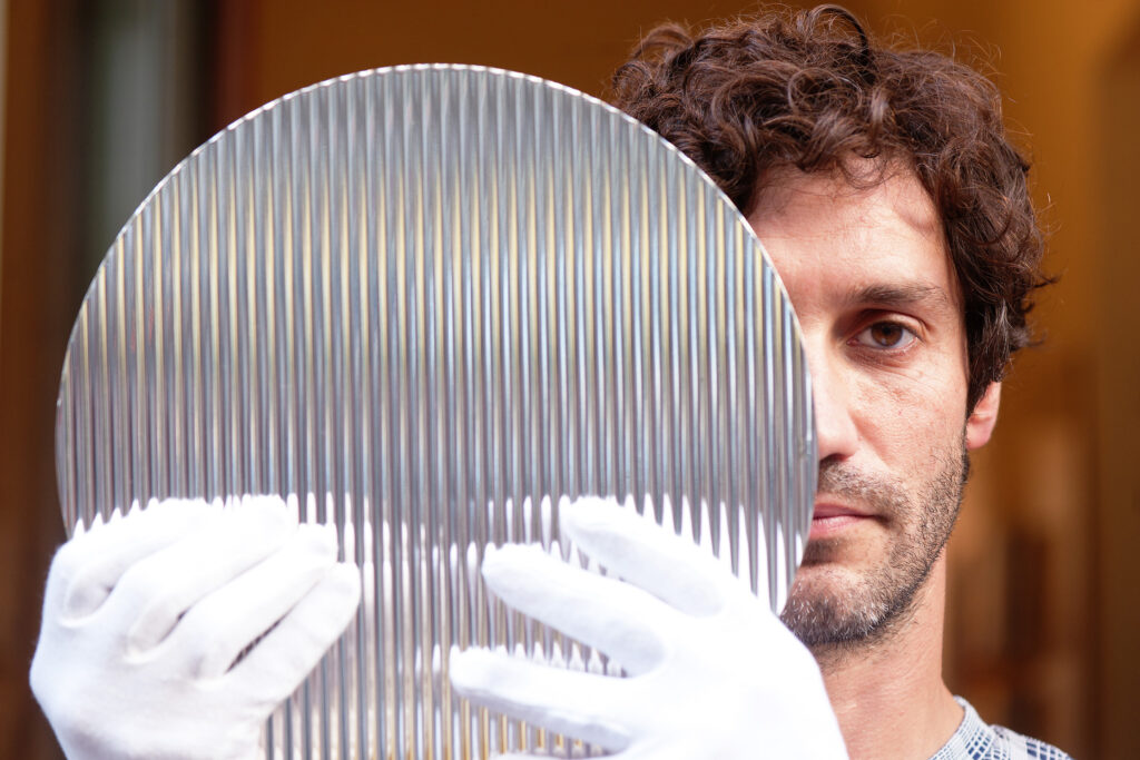 Tomas Alonso mit seiner Arbeit für die Wiener Silbermanufaktur.