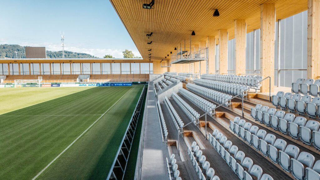 Das Stadion ist ein Hybridbau: Die Tribünen thronen auf einem Betonsockel.