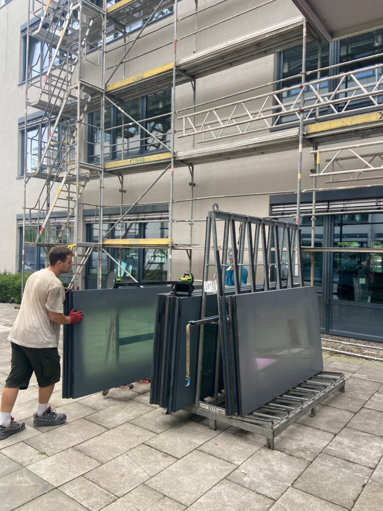 Die Aluminium-Fenster blieben weitgehend bestehen, ausgetauscht wurde lediglich die alte 2-fach Verglasung. Insgesamt wurden 2.200 Quadratmeter 3-fach Verglasung geliefert. Das Altglas wurde über die Recyclingpartner des Projekts in den Stoffkreislauf zurückgeführt.