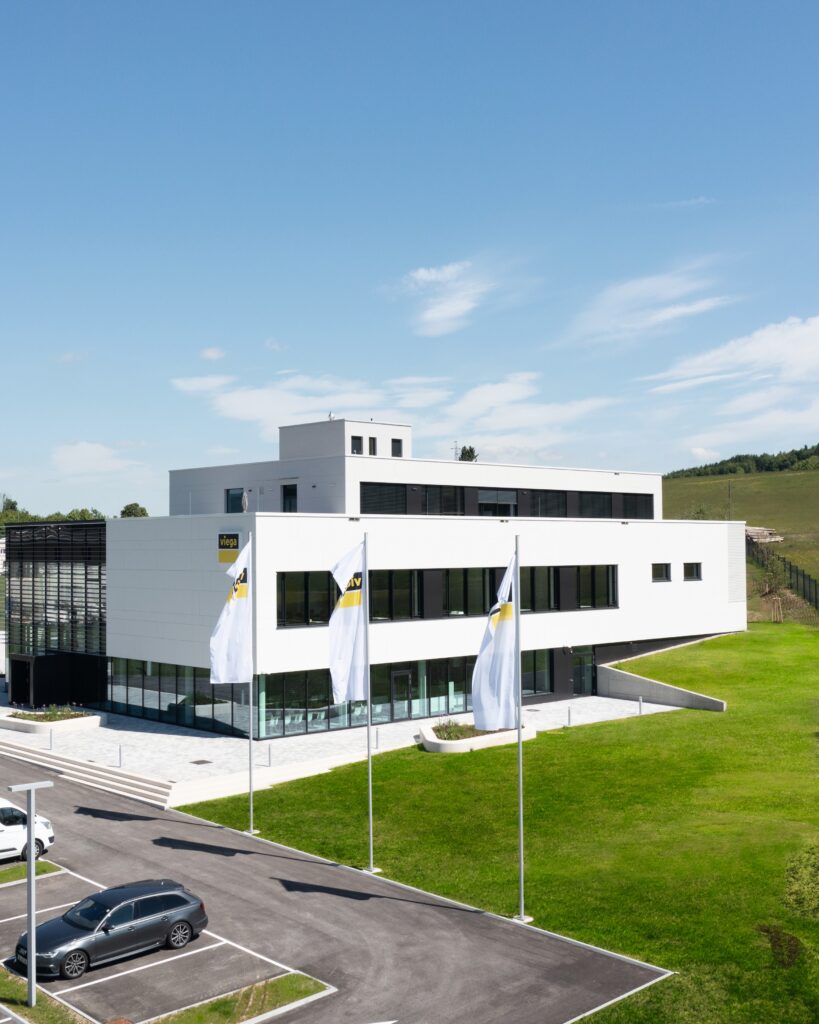 Mit Blick auf den Attersee: das Österreich-Headquarter von Sytemhersteller Viega.