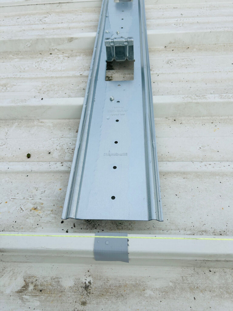 Die „Rib-Roof Universalclipleisten“ wurden direkt auf dem vorhandenen Sandwichdach montiert und sind die Grundlage für die neuen Profilbahnen.