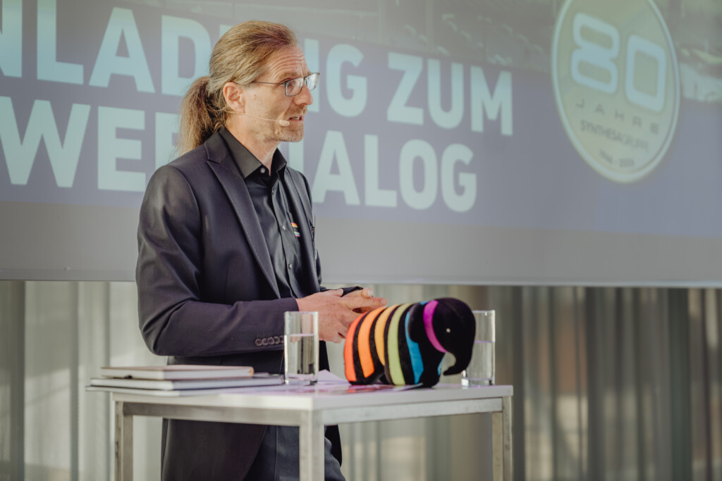 Guido Kuphal, General Manager der SynthesaGruppe, eröffnete den Abend und betonte die Bedeutung einer frühen Zusammenarbeit aller Projektbeteiligten.