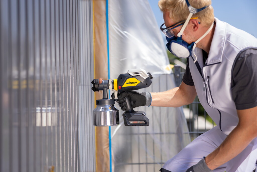 Das Akku-Farbsprühsystem Finishcontrol 4000 18V im Einsatz.