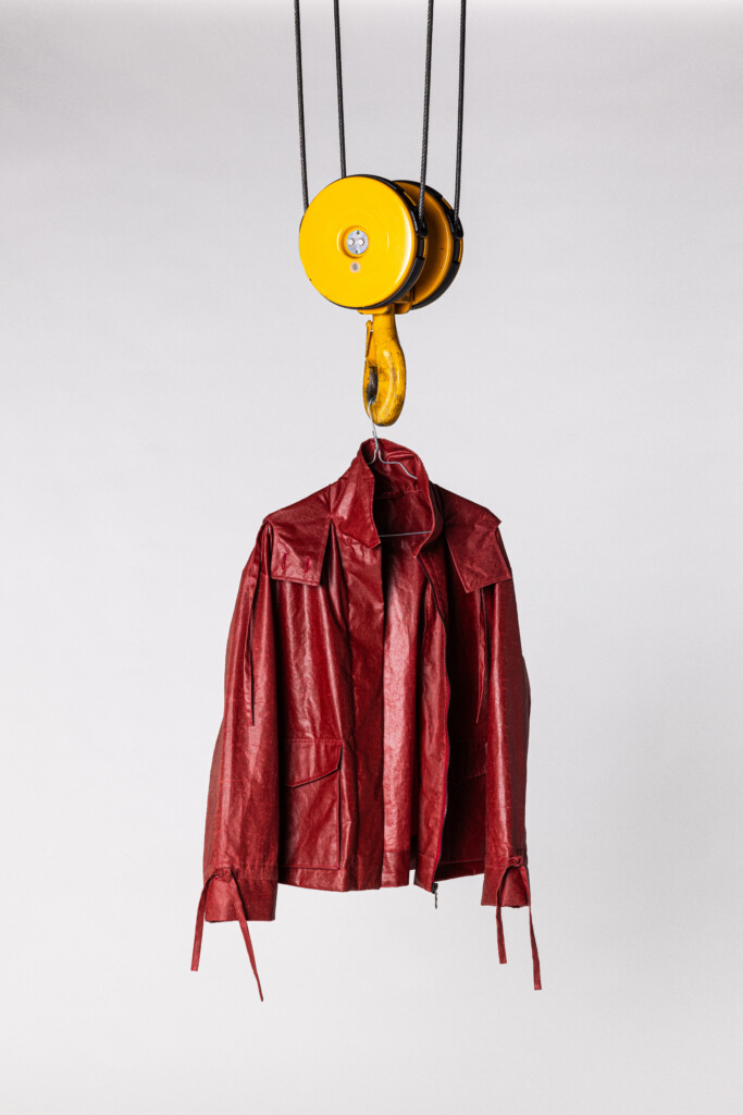 Regenjacke "Shell 01" aus Baumwolle und eingefärbter Leinölfirnis von Ariane Schedler in Zusammenarbeit mit Mohr Polster.